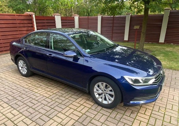 Volkswagen Passat cena 73900 przebieg: 99600, rok produkcji 2019 z Warszawa małe 596